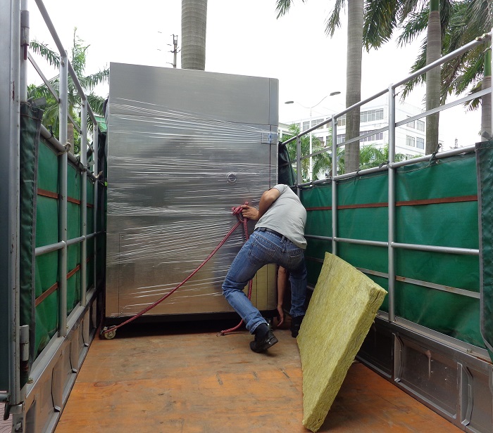 氙燈老化試驗箱卸貨現場